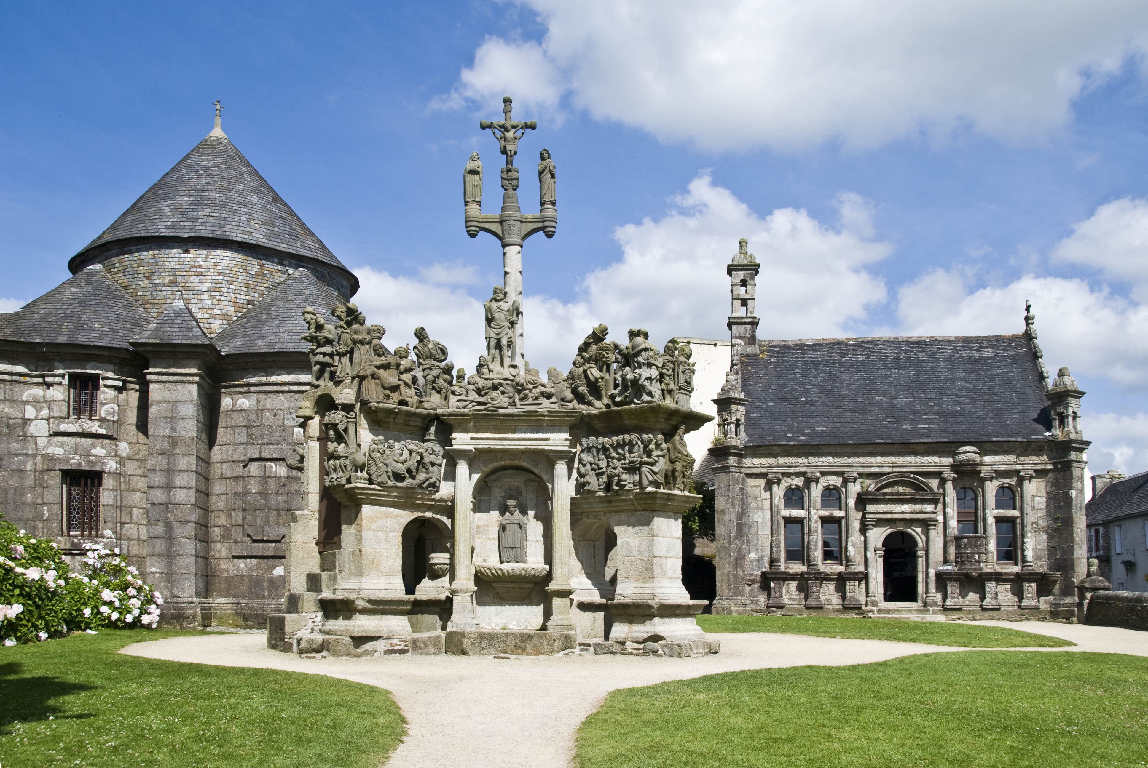 Kirche, Calvaire (Kalvarienberg)  und Beinhaus, Guimiliaux