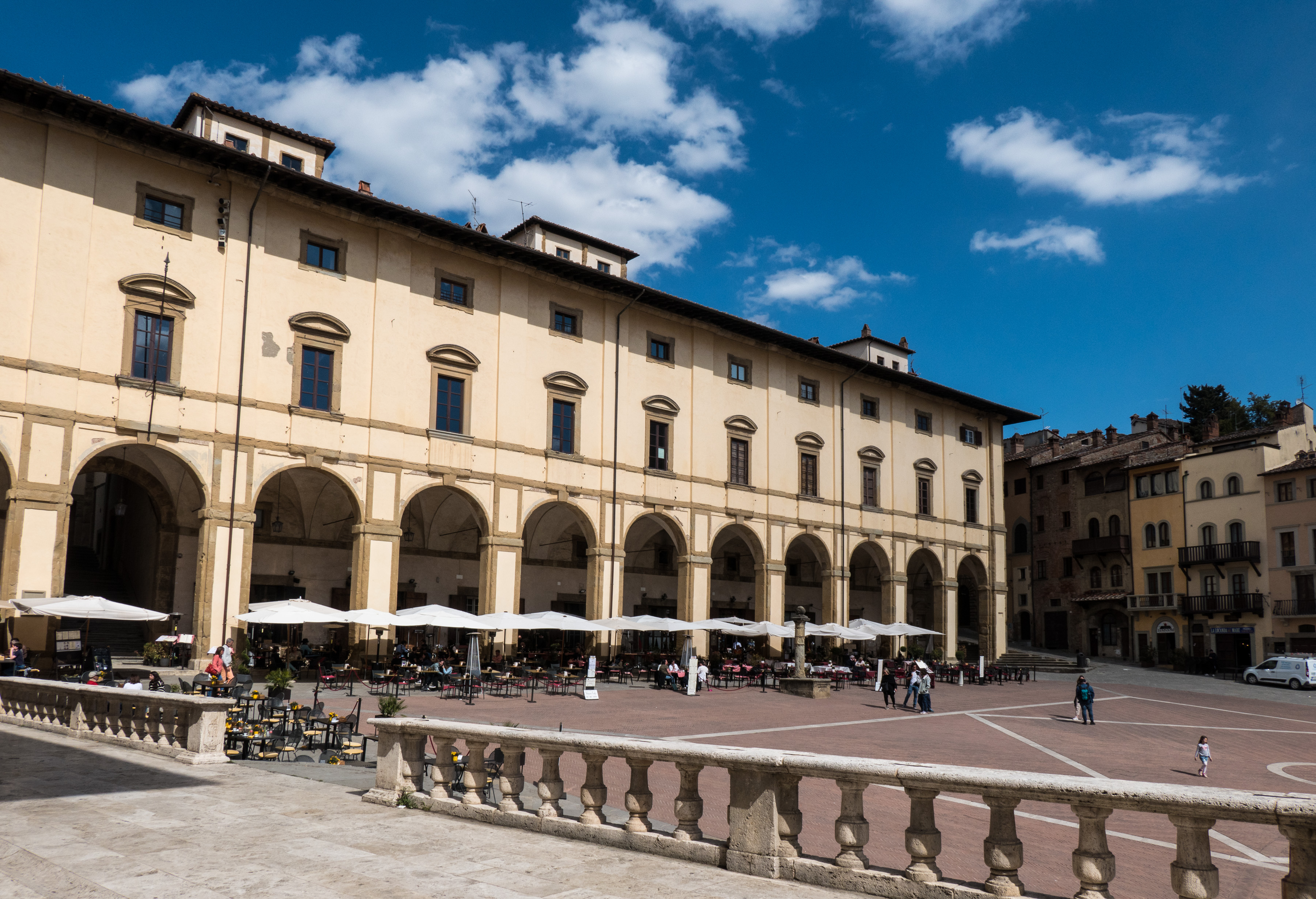 Loggia Vasari, Piazza Grande