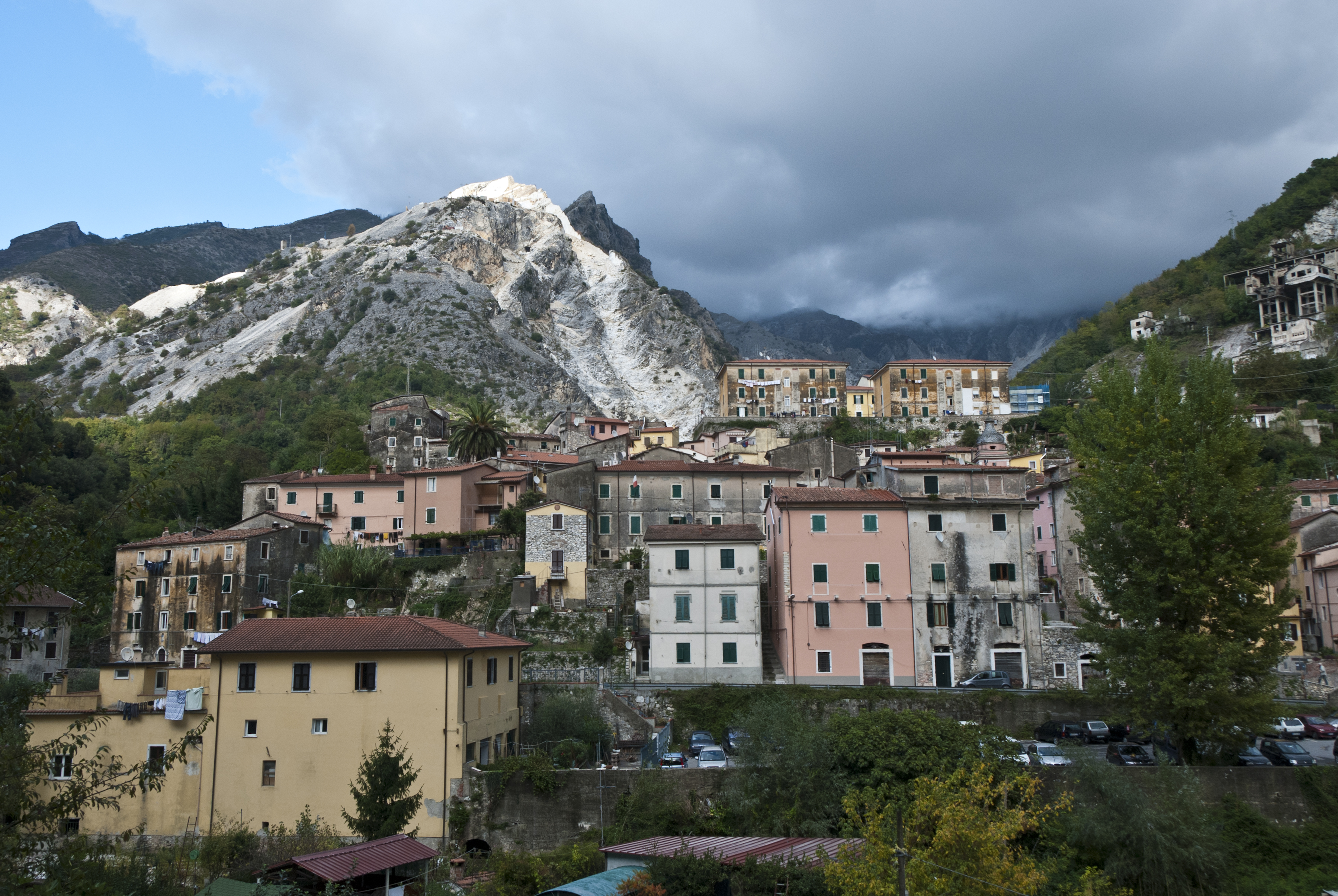 Wohnhäuser beim Steinbruch von Carrara